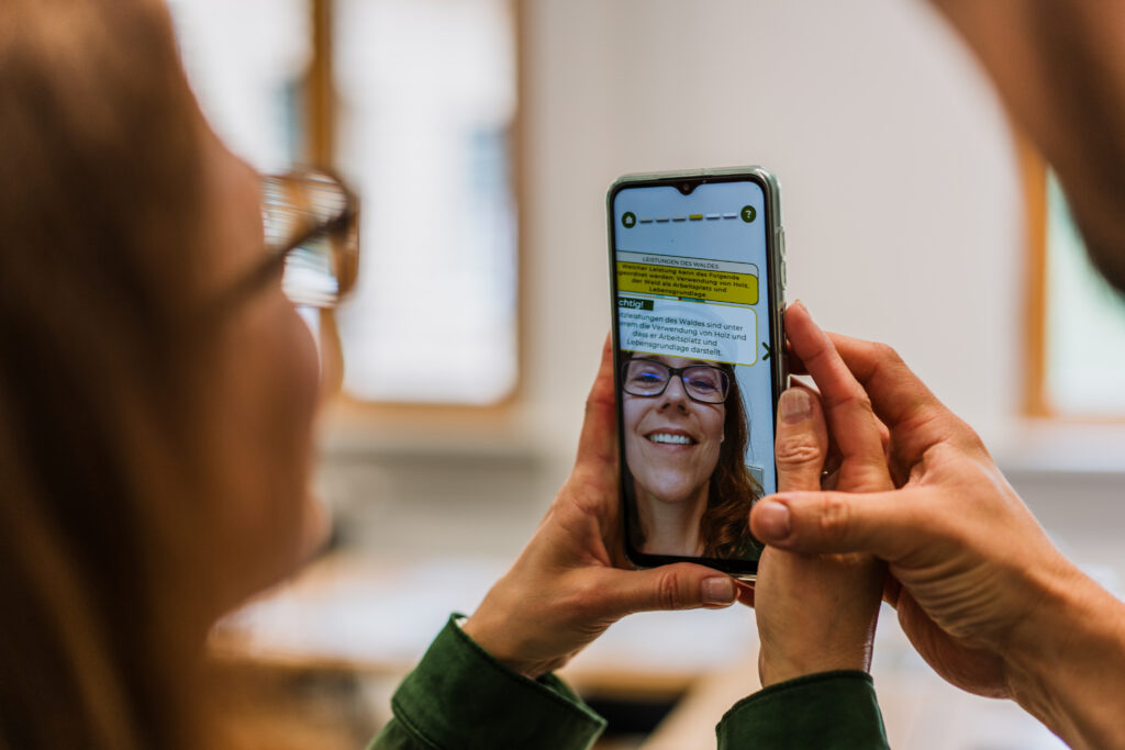 Eine Teilnehmerin nutzt die Öswald App mit Kamerafunktion